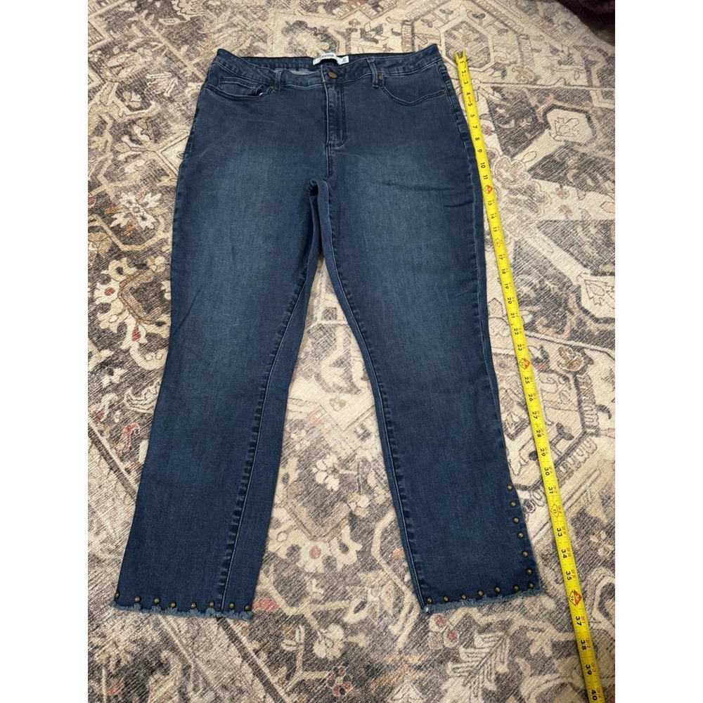 Woman's Just Fab Stretched Denim Capris Size 34